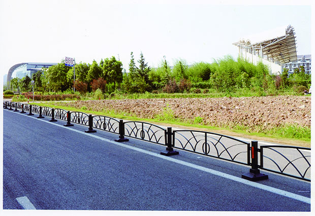 為什么要選擇正規(guī)的廠家購(gòu)買道路護(hù)欄